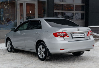 Подержанный автомобиль Toyota Corolla Sedan 2013 года (7 фото)