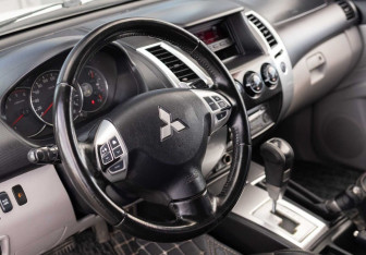 Подержанный автомобиль Mitsubishi Pajero Sport 2011 года (11 фото)