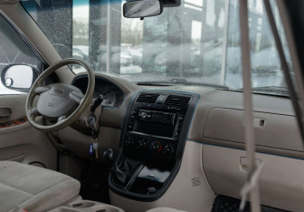 Подержанный автомобиль Kia Carnival 2004 года (10 фото)