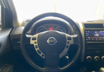 Подержанный автомобиль Nissan X-Trail 2010 года (11 фото)