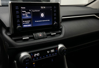 Подержанный автомобиль Toyota RAV4 2020 года (10 фото)