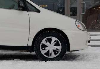 Подержанный автомобиль Toyota Nadia 2000 года (9 фото)