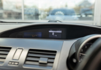 Подержанный автомобиль Mazda Axela Sedan 2012 года (14 фото)