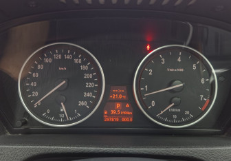 Подержанный автомобиль BMW X5 2008 года (10 фото)