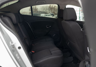 Подержанный автомобиль Renault Fluence 2013 года (18 фото)