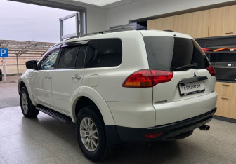 Подержанный автомобиль Mitsubishi Pajero Sport 2011 года (7 фото)