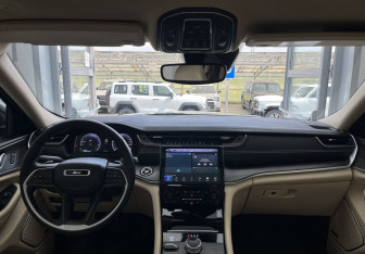 Подержанный автомобиль Jeep Grand Cherokee 2022 года (10 фото)