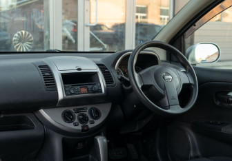 Подержанный автомобиль Nissan Note 2008 года (10 фото)