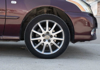 Подержанный автомобиль Toyota Mark II Wagon 2002 года (9 фото)