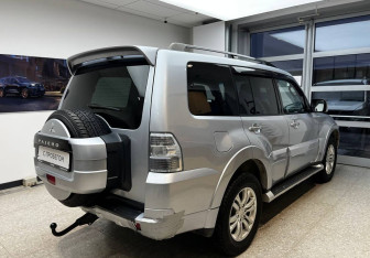 Подержанный автомобиль Mitsubishi Pajero 2012 года (5 фото)