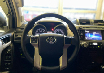 Подержанный автомобиль Toyota Land Cruiser Prado 2015 года (13 фото)