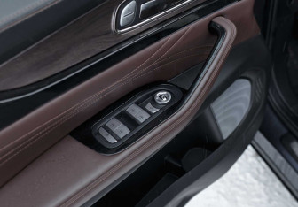 Подержанный автомобиль Exeed VX 2023 года (16 фото)