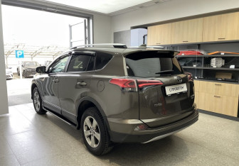 Подержанный автомобиль Toyota RAV4 2017 года (6 фото)