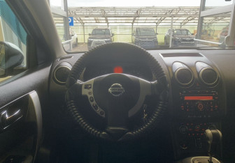 Подержанный автомобиль Nissan Qashqai 2008 года (9 фото)