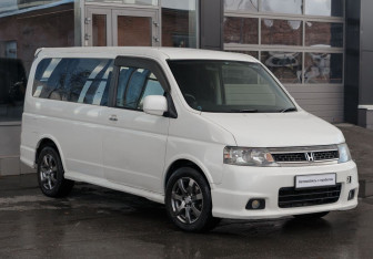 Подержанный автомобиль Honda Stepwgn 2003 года (3 фото)