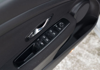 Подержанный автомобиль Renault Fluence 2013 года (16 фото)