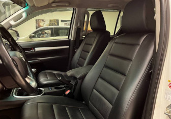 Подержанный автомобиль Toyota Hilux 2017 года (15 фото)