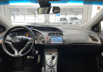 Подержанный автомобиль Honda Civic Hatchback 2007 года (12 фото)