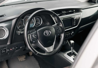 Подержанный автомобиль Toyota Auris Hatchback 2013 года (11 фото)
