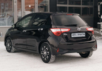 Подержанный автомобиль Toyota Vitz 2018 года (7 фото)