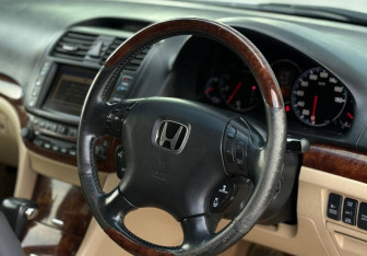 Подержанный автомобиль Honda Inspire 2003 года (11 фото)