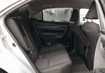 Подержанный автомобиль Toyota Corolla Sedan 2013 года (17 фото)