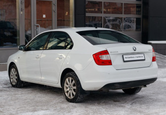 Подержанный автомобиль Skoda Rapid Wagon 2014 года (7 фото)