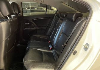 Подержанный автомобиль Toyota Avensis Sedan 2011 года (14 фото)