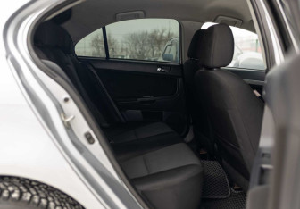 Подержанный автомобиль Mitsubishi Lancer Hatchback 2008 года (17 фото)