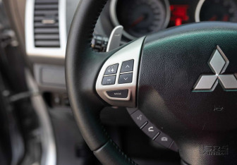 Подержанный автомобиль Mitsubishi Outlander 2008 года (12 фото)