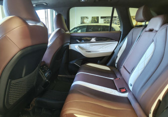 Подержанный автомобиль Geely Monjaro 2023 года (14 фото)