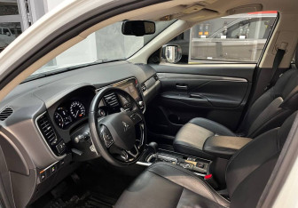 Подержанный автомобиль Mitsubishi Outlander 2021 года (12 фото)