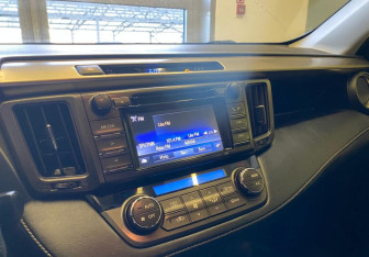Подержанный автомобиль Toyota RAV4 2015 года (15 фото)