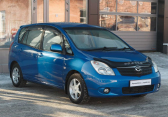 Подержанный автомобиль Toyota Corolla Spacio 2002 года (3 фото)