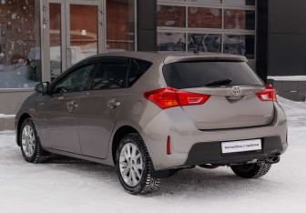 Подержанный автомобиль Toyota Auris Hatchback 2013 года (7 фото)