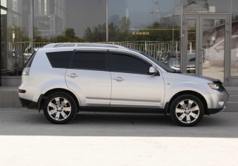 Подержанный автомобиль Mitsubishi Outlander 2008 года (4 фото)