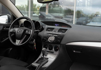 Подержанный автомобиль Mazda 3 Sedan 2011 года (10 фото)