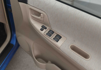 Подержанный автомобиль Toyota Corolla Spacio 2002 года (16 фото)