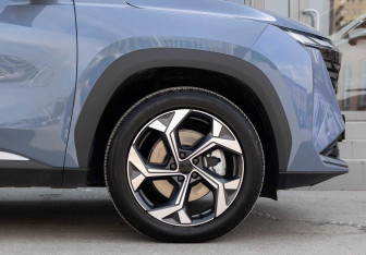 Подержанный автомобиль Geely Atlas 2024 года (9 фото)