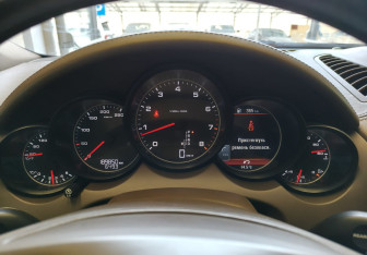 Подержанный автомобиль Porsche Cayenne 2012 года (10 фото)
