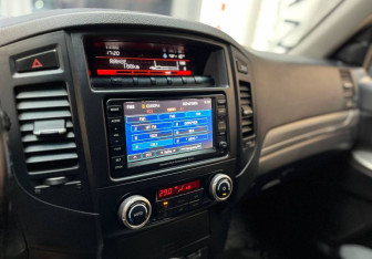 Подержанный автомобиль Mitsubishi Pajero 2012 года (12 фото)