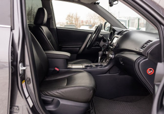 Подержанный автомобиль Toyota Highlander 2013 года (20 фото)