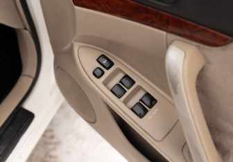 Подержанный автомобиль Toyota Premio 2002 года (15 фото)