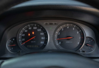 Подержанный автомобиль Toyota Mark II Wagon 2002 года (12 фото)