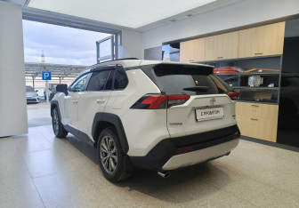 Подержанный автомобиль Toyota RAV4 2025 года (6 фото)