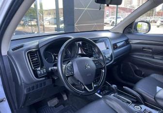 Подержанный автомобиль Mitsubishi Outlander 2017 года (13 фото)
