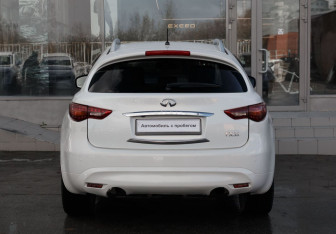 Подержанный автомобиль Infiniti FX 2008 года (6 фото)