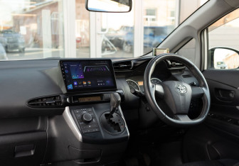 Подержанный автомобиль Toyota Wish Minivan 2011 года (10 фото)