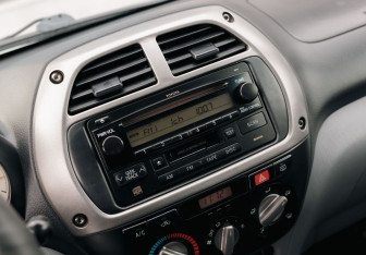 Подержанный автомобиль Toyota RAV4 2003 года (13 фото)