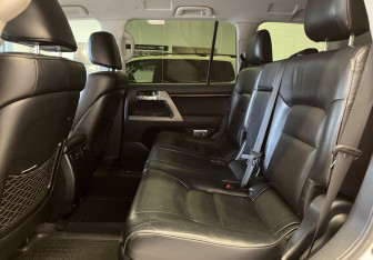 Подержанный автомобиль Toyota Land Cruiser Suv 2014 года (13 фото)